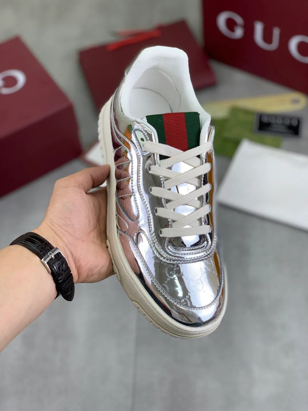 Men's men's shoes 💰P562 new Gucci Gucci couple 🧑‍🤝‍🧑 autumn and winter low-end catwalk casual sneakers, top version! The oil edge craftsmanship is reproduced one to one. New model for early spring, creating a perfect style, cool and sassy, ​​c-position fashionable wear, classic shoe style with retro and futuristic feel, showing exquisite texture! Open mold to customize high-density outsole. Comes fully packaged. Size: Female 35-40 Male 39-45 Fabric: Imported calfskin punching Lining: Imported original sheepskin lining